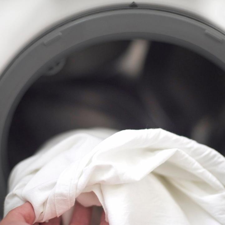 Tip: Hæng gardinerne op mens de stadig er lidt våde.